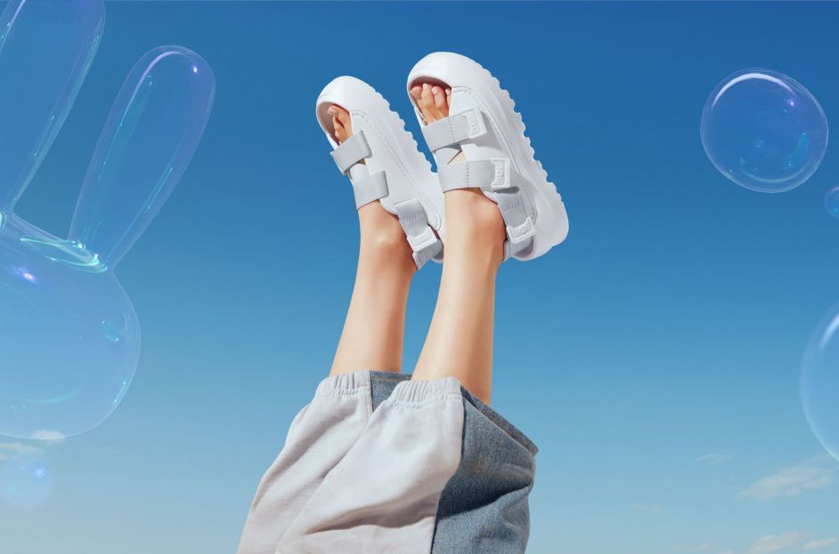 hanni wearing white ugg stratus sandals