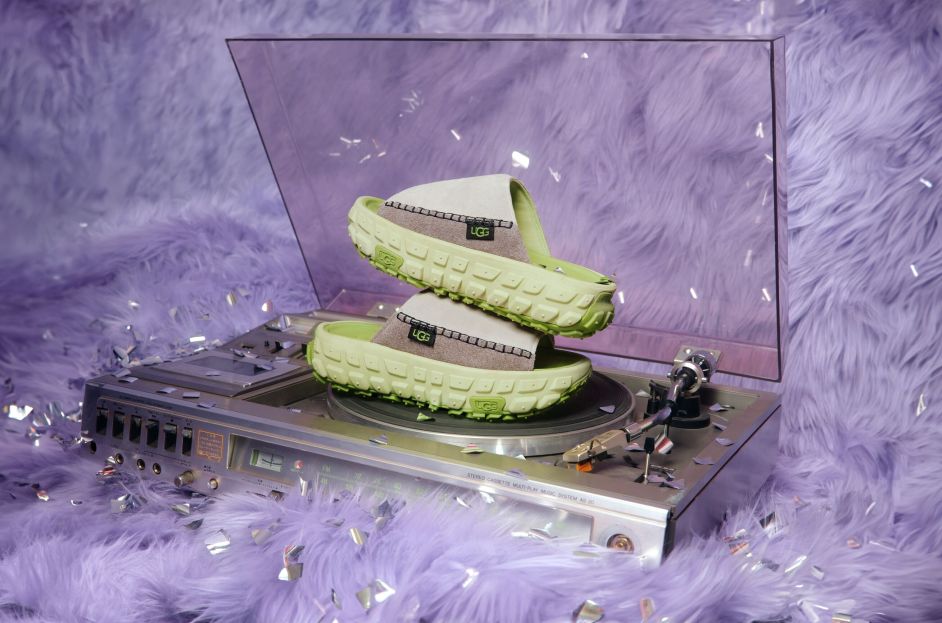 green and gray ugg venture daze slides on turntable