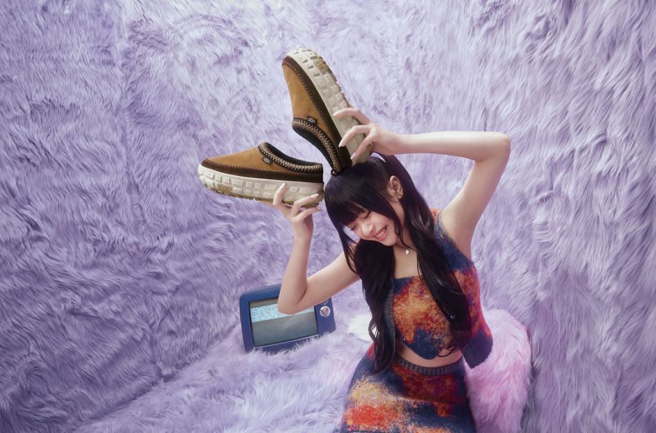 hanni holding brown ugg venture daz mules