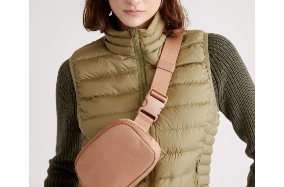 model wearing brown lululemon everywhere bag dupe