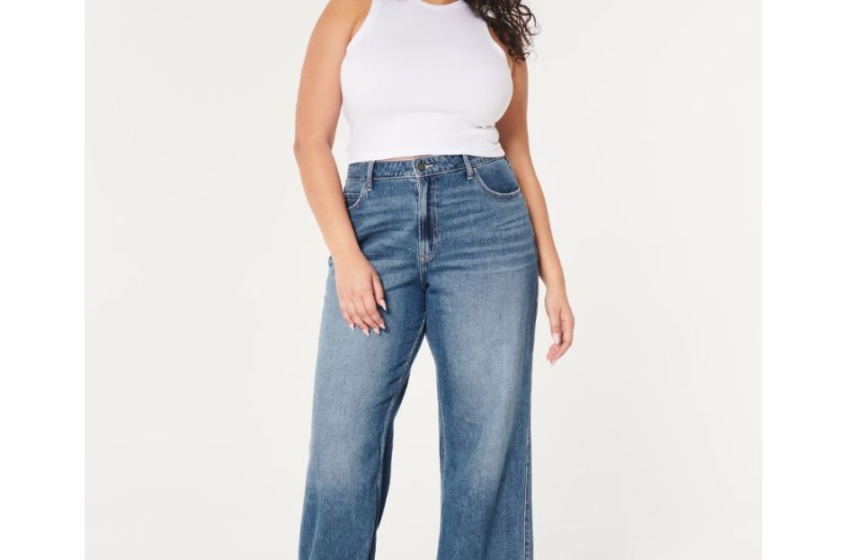 model wearing hollister baggy jeans