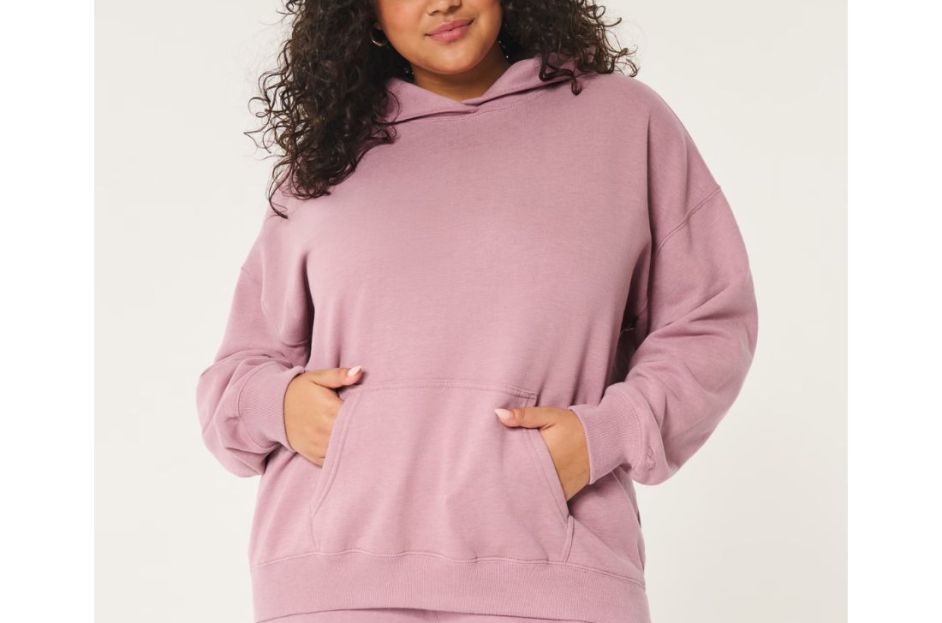 model wearing light pink hollister hoodie