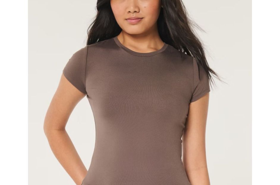 model wearing dark brown t-shirt with jeans