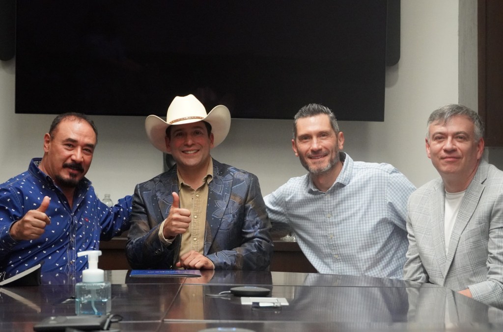 L to R: Antonio Silva (Managing Director Fonovisa-Disa US/México), Bobby Pulido, Alfredo Delgadillo (CEO & President, Universal Music México/US), José Luis Cornejo (Manager Bobby Pulido)