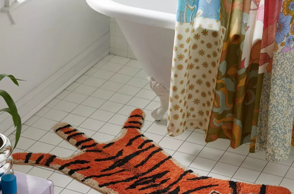 tiger bath mat in bathroom